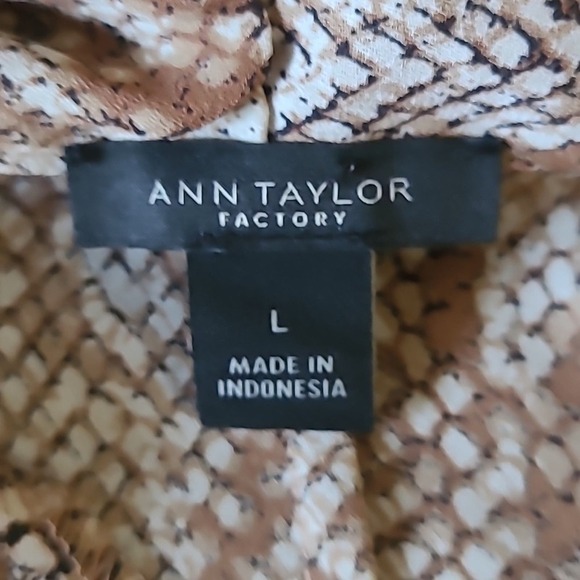 Ann Taylor Snakeskin Blouse that ties around the neck. Size Large. - Picture 2 of 3